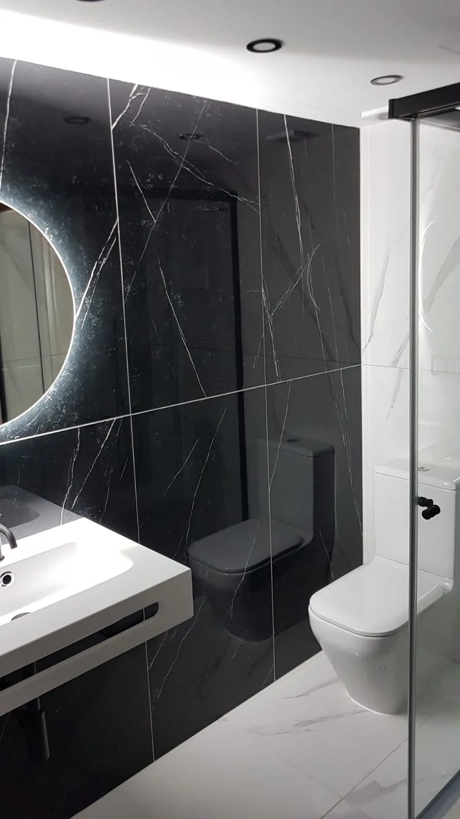 Baño con acabados modernos
