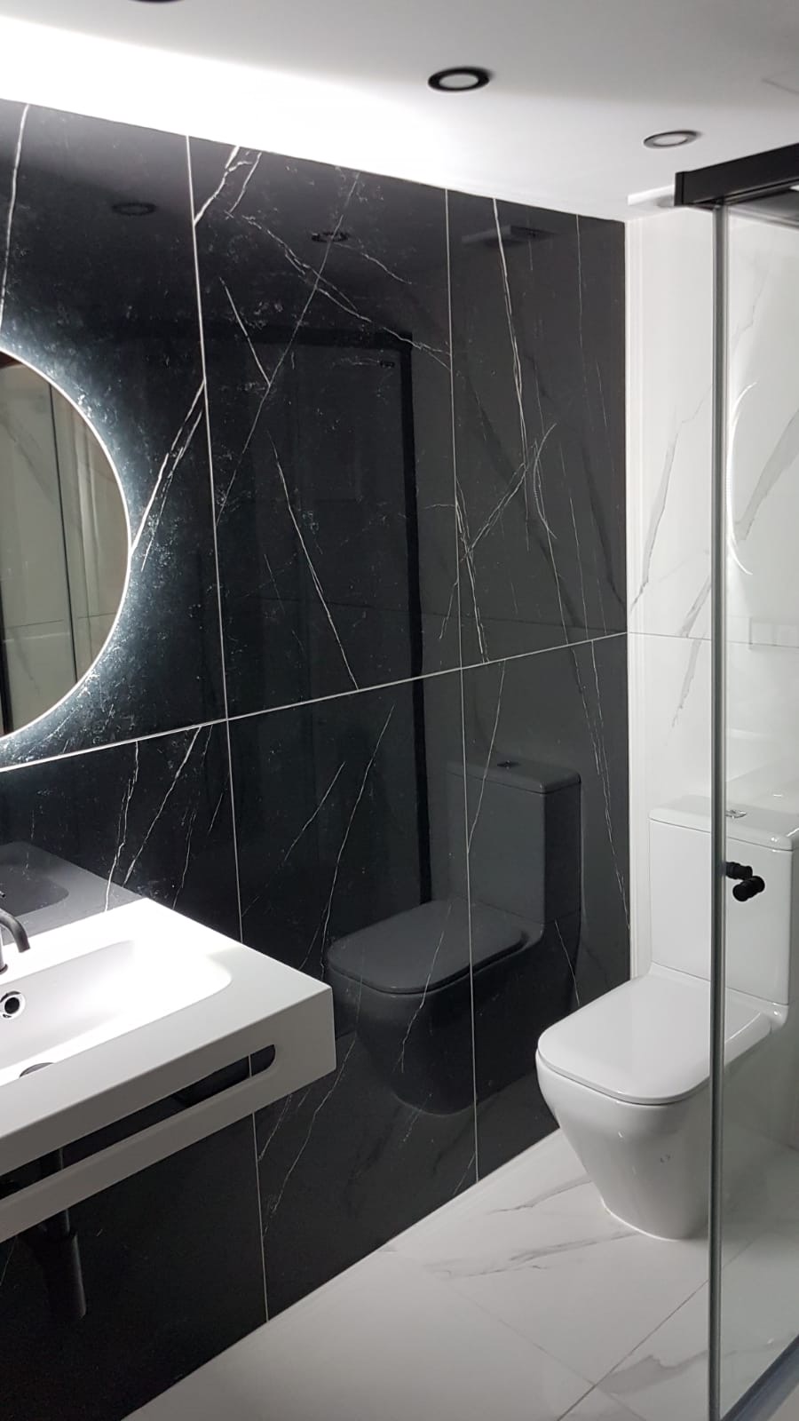Baño con acabados modernos