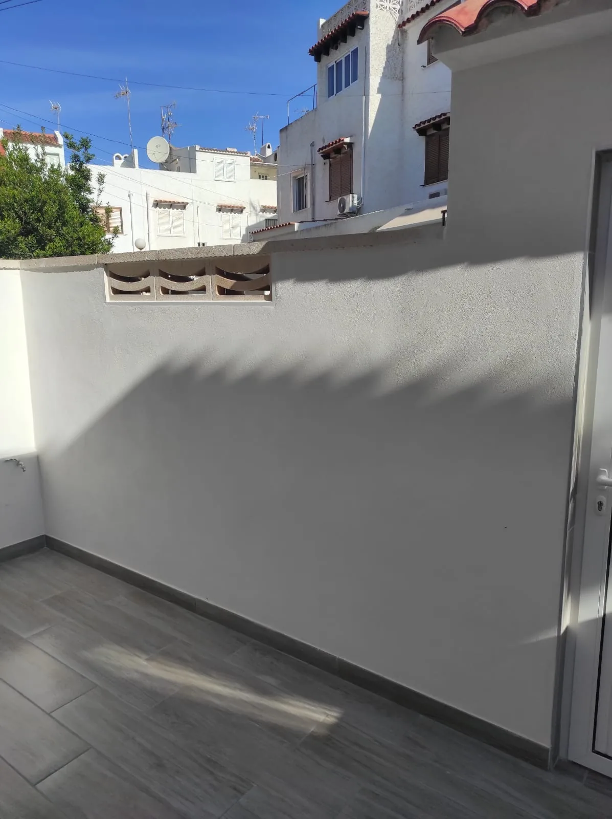 Terraza exterior con acabado premium