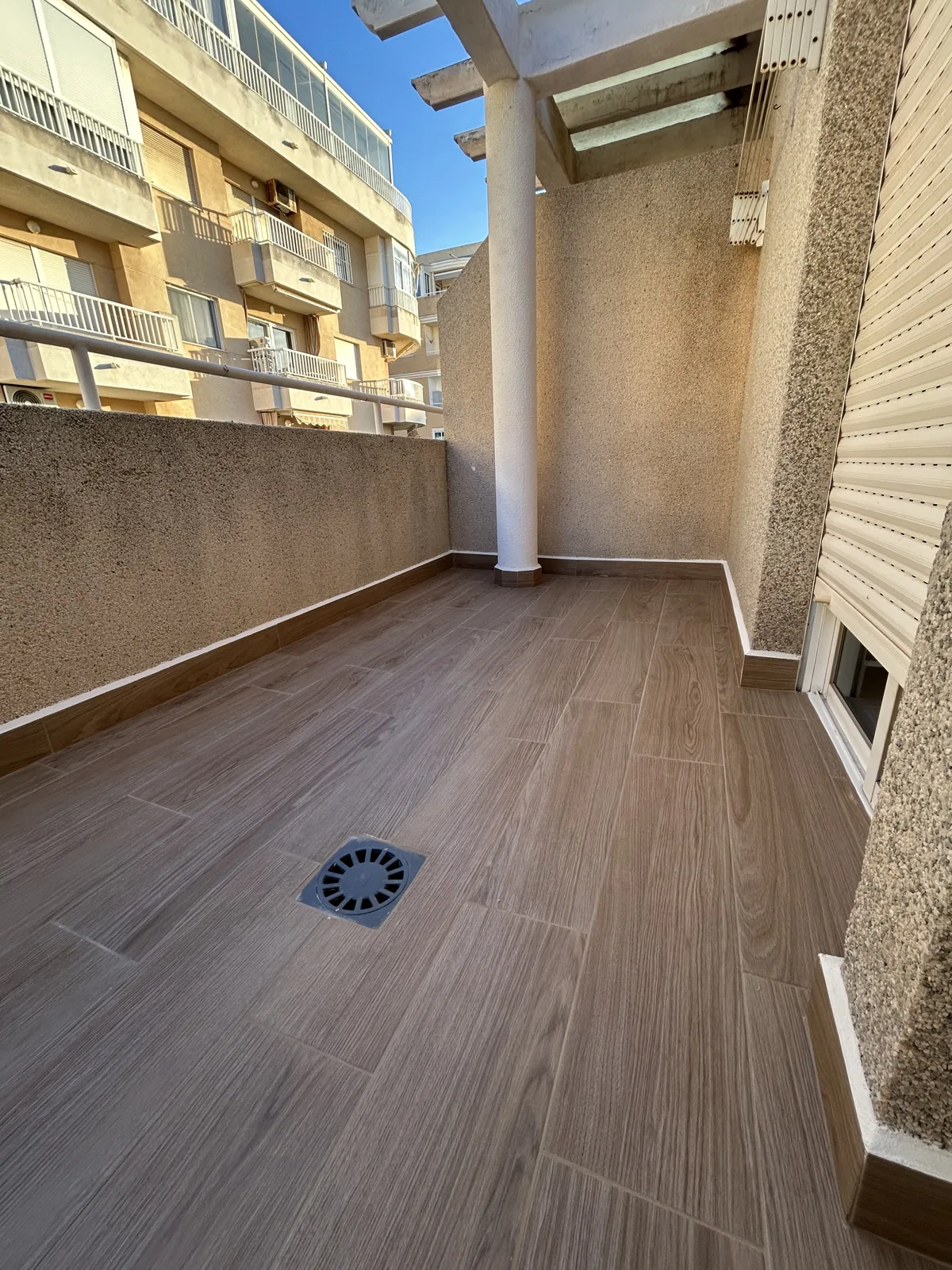 Terraza alicatada con porcelánico imitación madera