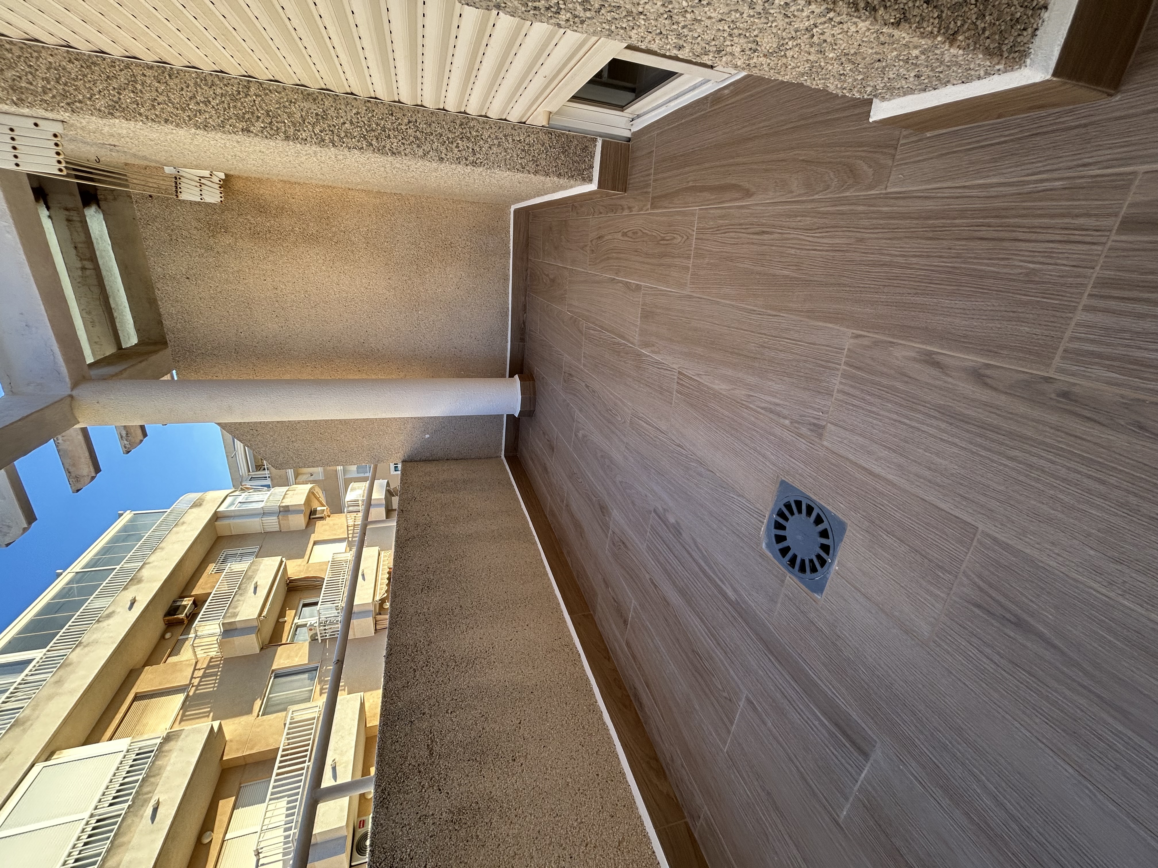 Terraza alicatada con porcelánico imitación madera
